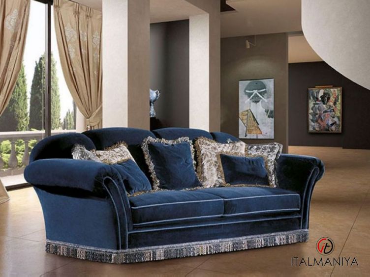 Фото 1 - Диван Eloise фабрики Bm Style (производство Италия) из массива дерева в обивке из ткани синего цвета в стиле арт-деко