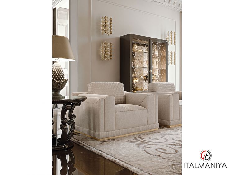 Фото 1 - Кресло Raffaello фабрики Keoma из массива дерева в обивке из ткани в современном стиле