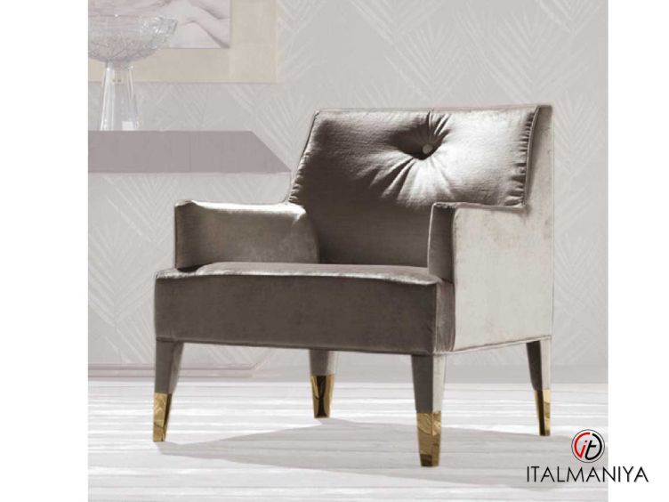 Фото 1 - Кресло Infinity на ножках фабрики Giorgio Collection из массива дерева в обивке из ткани в современном стиле