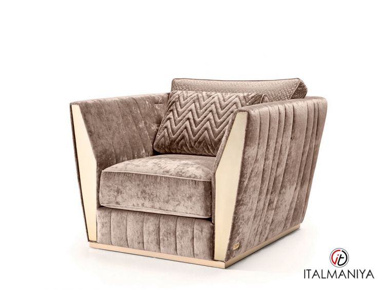 Фото 1 - Кресло Oliver фабрики Keoma из массива дерева в обивке из ткани в современном стиле