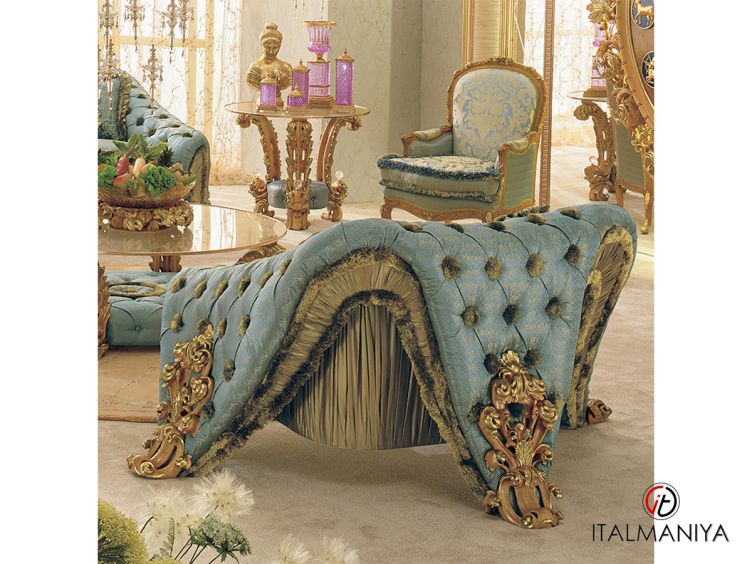 Фото 1 - Кресло Balbianello фабрики Riva из массива дерева в обивке из ткани в классическом стиле