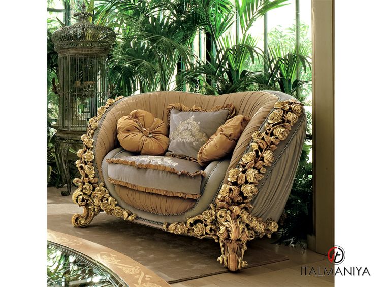 Фото 1 - Кресло Bouquet широкое фабрики Riva из массива дерева в обивке из ткани в классическом стиле