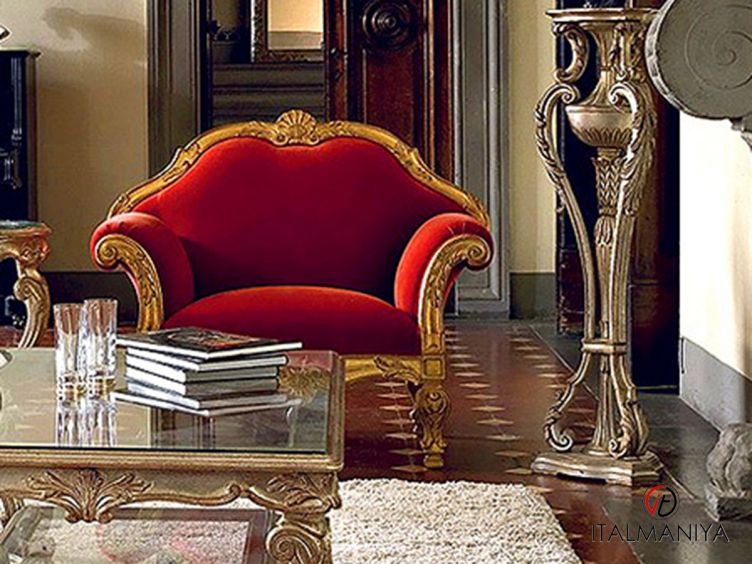 Фото 1 - Кресло Toscano фабрики Roberto Giovannini из массива дерева в обивке из ткани в классическом стиле