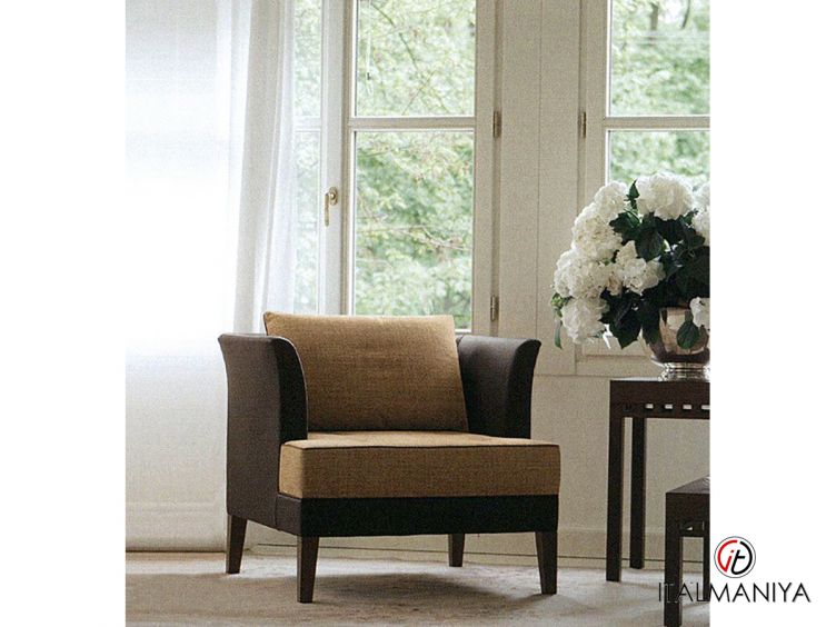 Фото 1 - Кресло Lord gerrit фабрики Tonon из массива дерева в обивке из ткани в современном стиле
