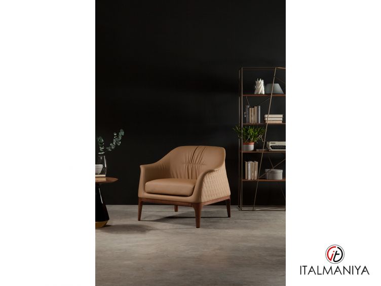 Фото 1 - Кресло Tiffany фабрики Tonin Casa из массива дерева в обивке из ткани в современном стиле