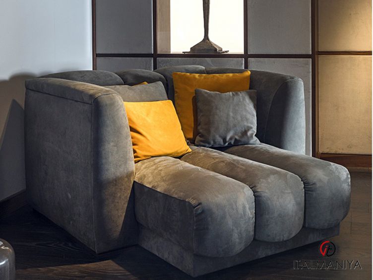 Фото 1 - Кресло Cali фабрики Annibale Colombo из массива дерева в обивке из ткани в современном стиле