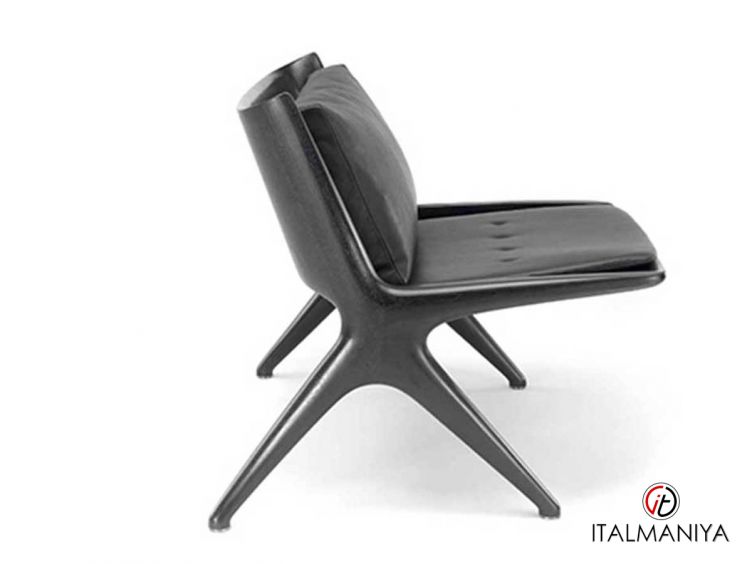 Фото 1 - Кресло dc 90 фабрики Ceccotti из массива дерева в обивке из кожи в современном стиле