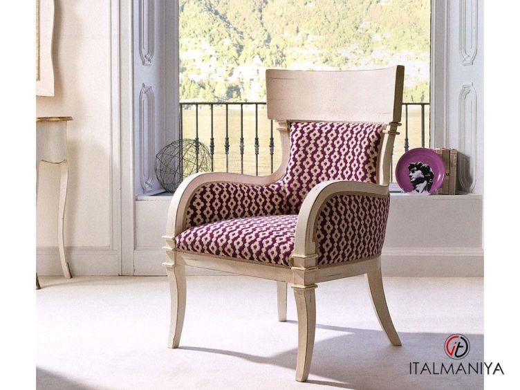 Фото 1 - Кресло Natasha фабрики Tonin Casa из массива дерева в обивке из ткани в классическом стиле