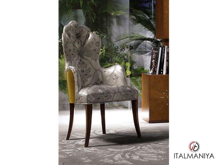 Фото 1 - Кресло Pascia фабрики Carpanelli из массива дерева в обивке из ткани в классическом стиле