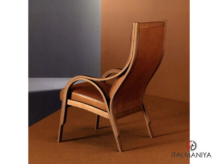 Фото 1 - Кресло Cavour фабрики Poltrona Frau из массива дерева в обивке из кожи в современном стиле