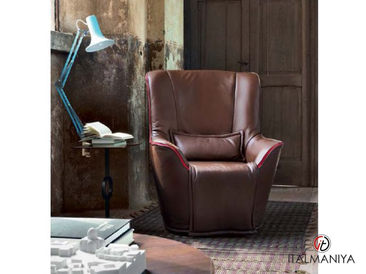 Фото 1 - Кресло Flora фабрики Swan из массива дерева в обивке из кожи в современном стиле