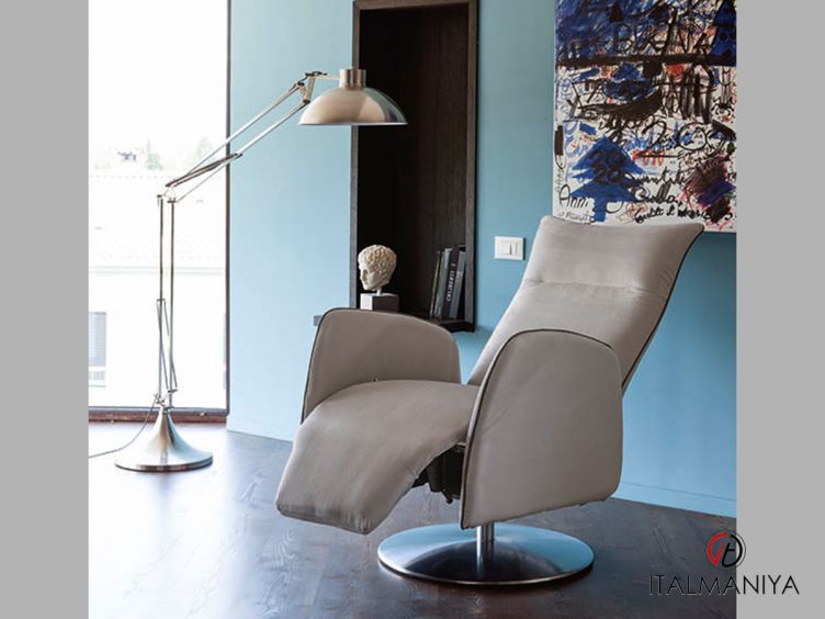 Фото 1 - Кресло Vogue фабрики Rigosalotti из массива дерева в обивке из ткани в современном стиле