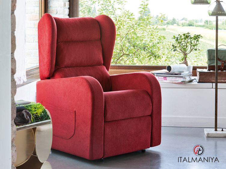 Фото 1 - Кресло Zoe фабрики Rigosalotti из массива дерева в обивке из ткани в современном стиле