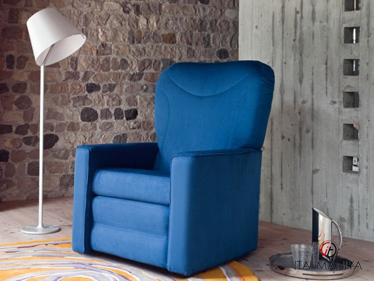 Фото 1 - Кресло Stylo фабрики Rigosalotti из массива дерева в обивке из ткани в современном стиле