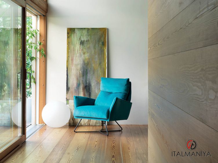 Фото 1 - Кресло Yoox фабрики Rigosalotti из массива дерева в обивке из ткани в современном стиле