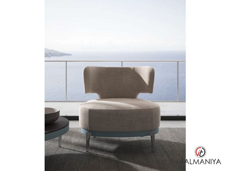Фото 1 - Кресло Oceano фабрики Signorini & Coco из массива дерева в обивке из ткани в современном стиле