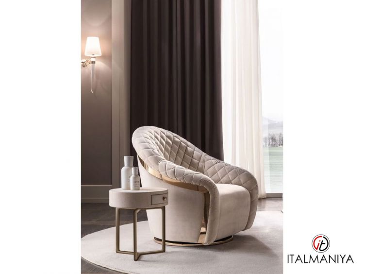 Фото 1 - Кресло Portofino фабрики Cantori из массива дерева в обивке из ткани в современном стиле