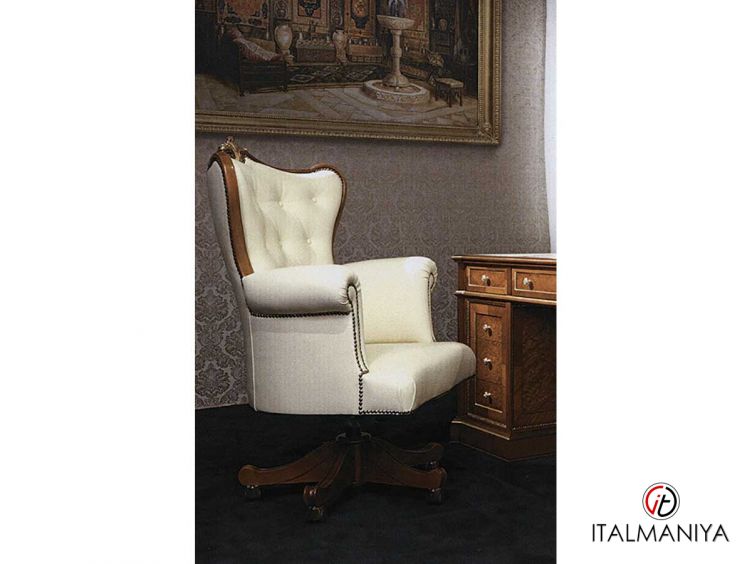 Фото 1 - Кресло Naxos фабрики Carlo Asnaghi из массива дерева в обивке из ткани в классическом стиле