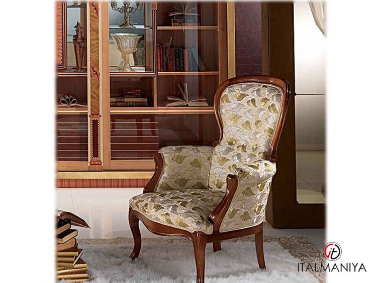 Фото 1 - Кресло La Nonna фабрики Carpanelli из массива дерева в обивке из ткани в классическом стиле