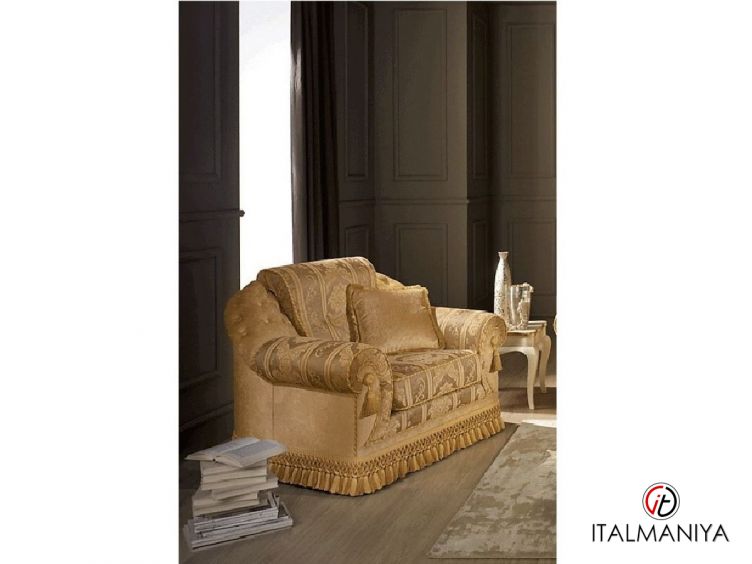 Фото 1 - Кресло Oxford фабрики Cis Salotti из массива дерева в обивке из ткани в стиле барокко