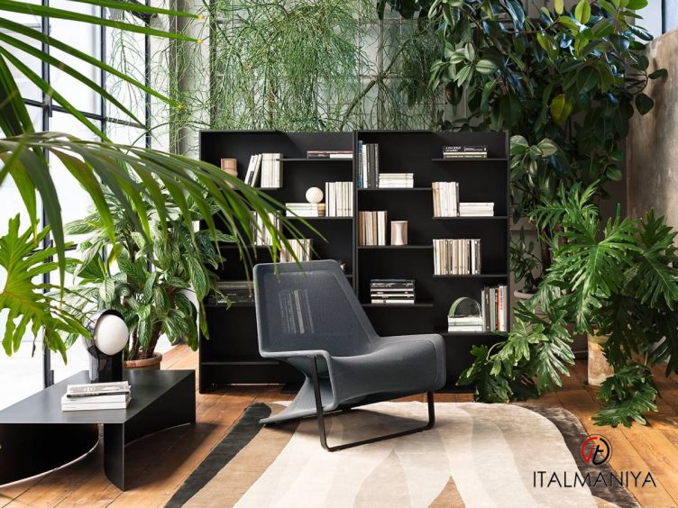 Фото 1 - Кресло Aria фабрики Desalto (производство Италия) из металла в обивке из ткани в современном стиле