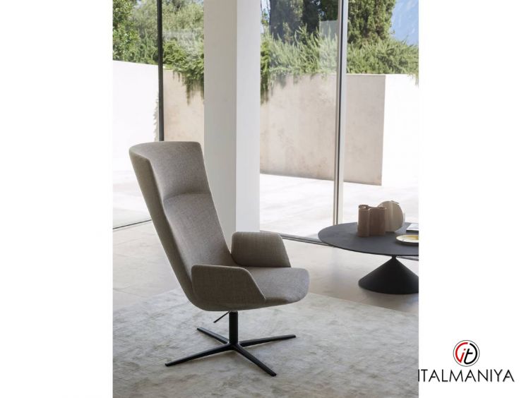 Фото 1 - Кресло Calum Lounge фабрики Desalto (производство Италия) из металла в обивке из ткани в современном стиле