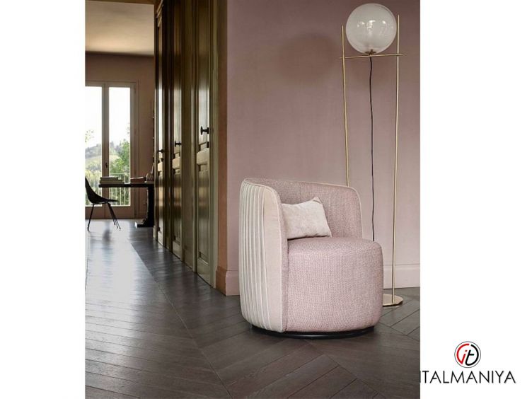 Фото 1 - Кресло Chloe Luxury фабрики Ditre Italia из массива дерева в обивке из ткани в современном стиле
