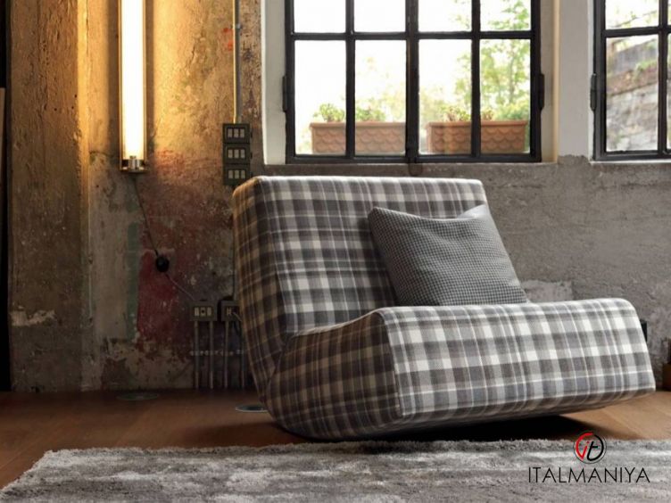 Фото 1 - Кресло Dondolami фабрики Doimo Salotti из массива дерева в обивке из ткани в современном стиле