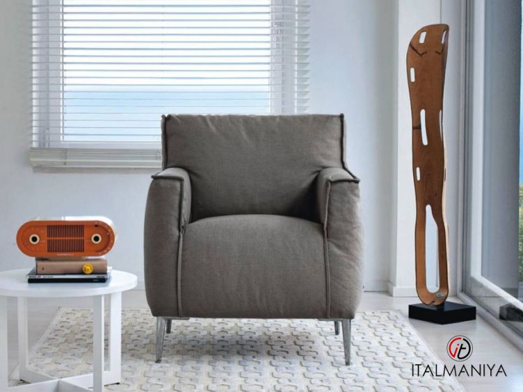 Фото 1 - Кресло Luna фабрики Doimo Salotti из массива дерева в обивке из ткани в современном стиле