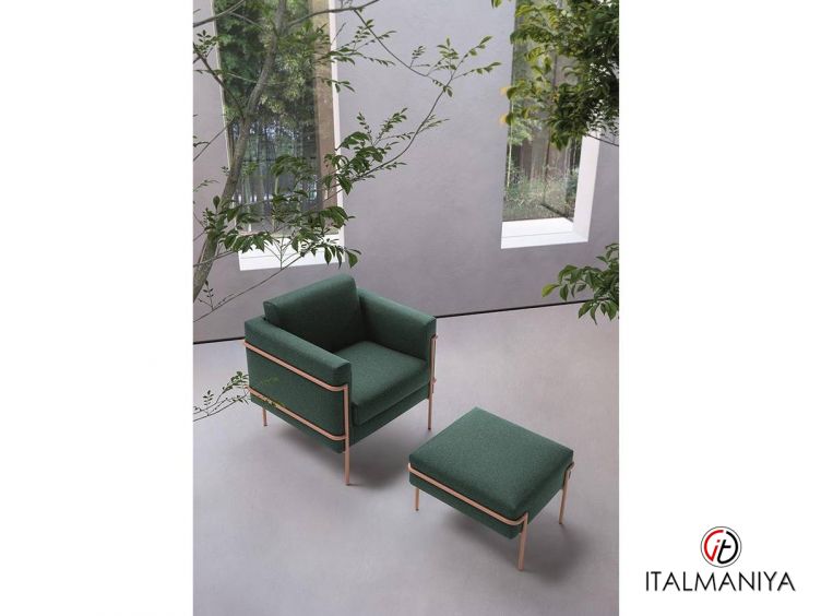 Фото 1 - Кресло SoftLiving Icon фабрики Felis (производство Италия) из массива дерева в обивке из ткани в современном стиле