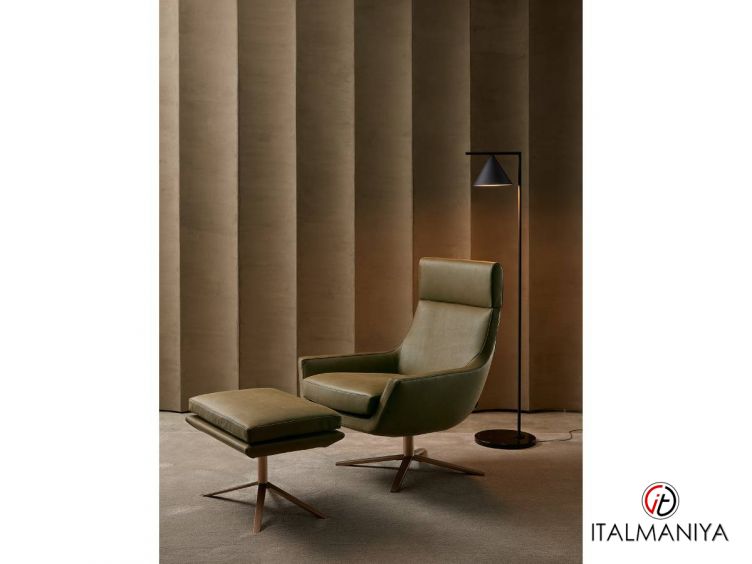 Фото 1 - Кресло Joy фабрики Giulio Marelli (производство Италия) из массива дерева в обивке из ткани в современном стиле