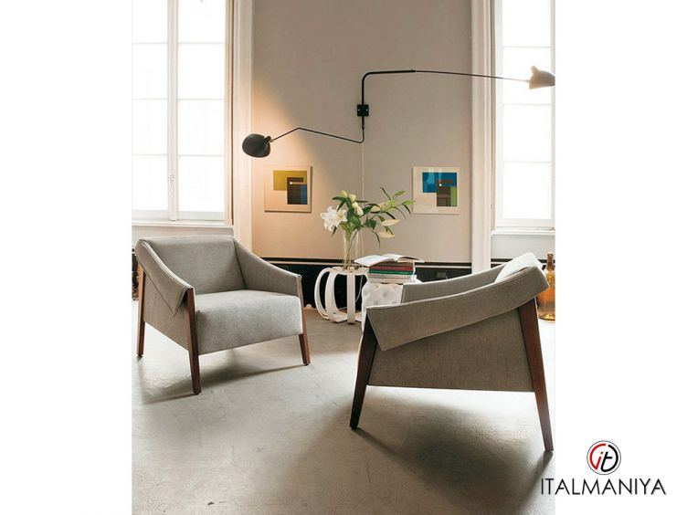 Фото 1 - Кресло Ara фабрики Porada из массива дерева в обивке из ткани в современном стиле