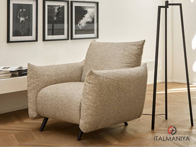 Фото 1 - Кресло Portofino фабрики Rosini Divani (производство Италия) из массива дерева в обивке из ткани бежевого цвета в современном стиле