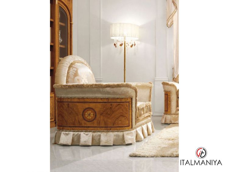Фото 1 - Кресло Jasmine фабрики Valderamobili из массива дерева в обивке из ткани в классическом стиле