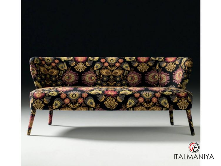Фото 1 - Мягкая мебель Cloe фабрики Black Tie (производство Италия) из массива дерева в современном стиле