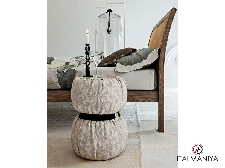 Фото 1 - Пуф Guccino фабрики Tomasella из массива дерева в обивке из ткани в современном стиле