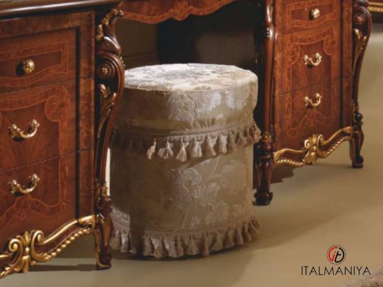 Фото 1 - Пуф Donatello фабрики Arredoclassic (производство Италия) из массива дерева в обивке из ткани в классическом стиле