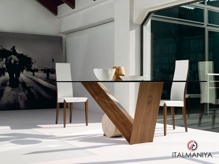 Фото 1 - Стол обеденный Valentino фабрики Cattelan Italia из стекла в современном стиле