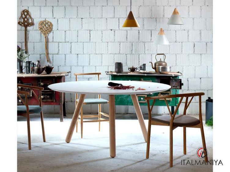 Фото 1 - Стол обеденный Pixie фабрики Miniforms из массива дерева в современном стиле