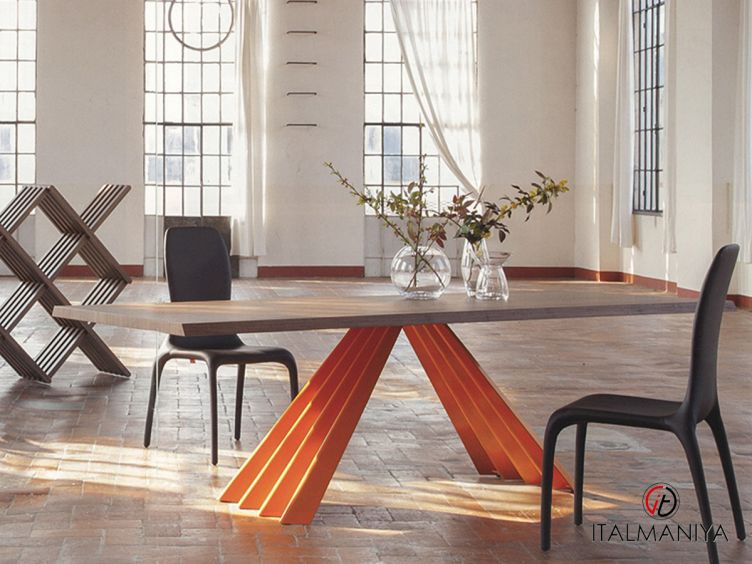 Фото 1 - Стол обеденный Ventaglio фабрики Tonin Casa из металла в современном стиле