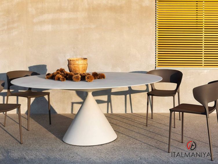 Фото 1 - Стол обеденный Clay Outdoor фабрики Desalto (производство Италия) в современном стиле