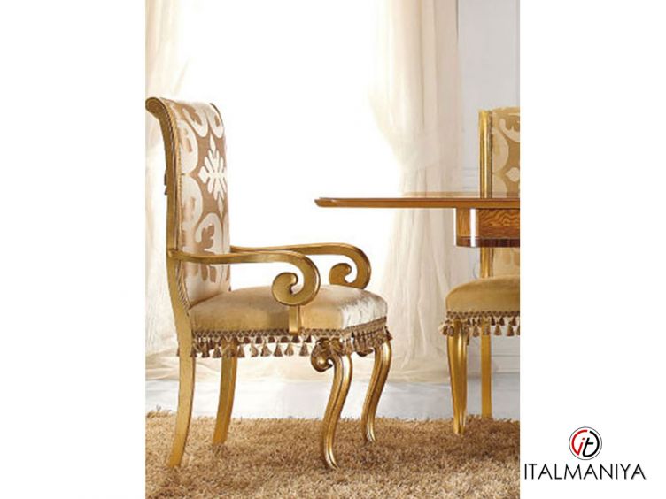 Фото 1 - Полукресло Jasmine фабрики Valderamobili из массива дерева в обивке из ткани в классическом стиле