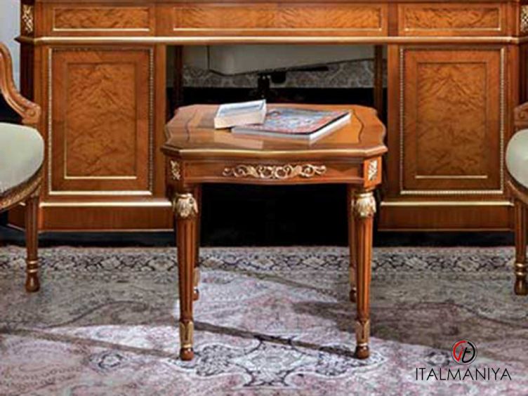 Фото 1 - Журнальный столик Medea фабрики Carlo Asnaghi из массива дерева в классическом стиле