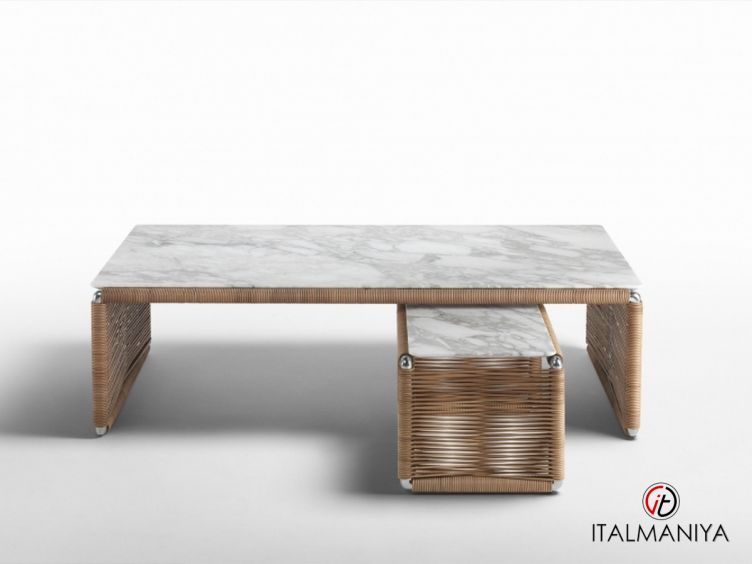 Фото 1 - Журнальный столик Tindari фабрики Flexform из массива дерева в современном стиле