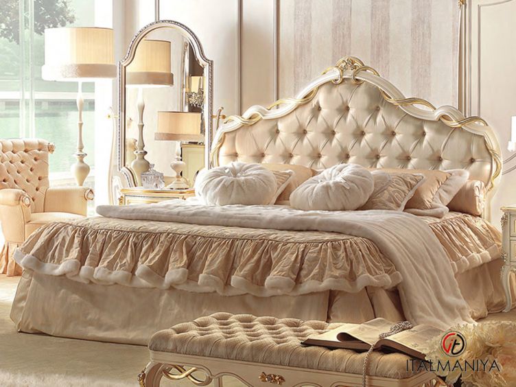 Фото 1 - Кровать Forever фабрики Signorini & Coco из массива дерева в обивке из ткани в классическом стиле
