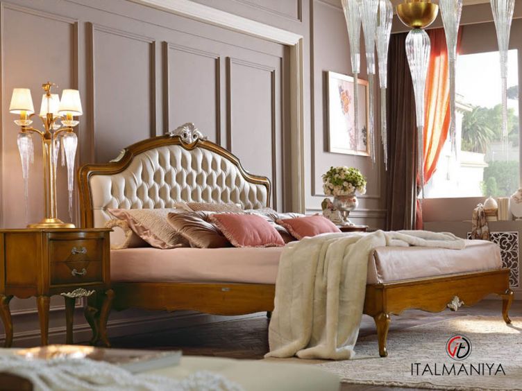 Фото 1 - Кровать Memorie Veneziane Il gusto del bello фабрики Giorgiocasa из массива дерева в классическом стиле