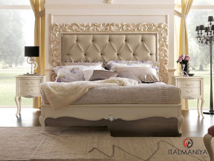 Фото 1 - Кровать Memorie veneziane с резным изголовьем фабрики Giorgiocasa из массива дерева в классическом стиле