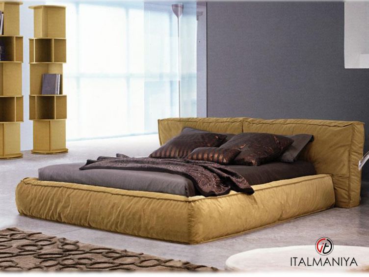 Фото 1 - Кровать Fluff фабрики Bonaldo из массива дерева в современном стиле