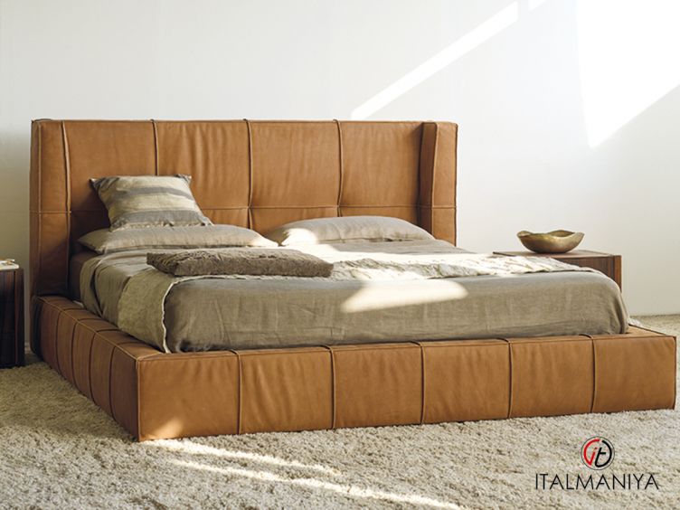 Фото 1 - Кровать James фабрики La Falegnami из массива дерева в обивке из ткани и кожи в современном стиле