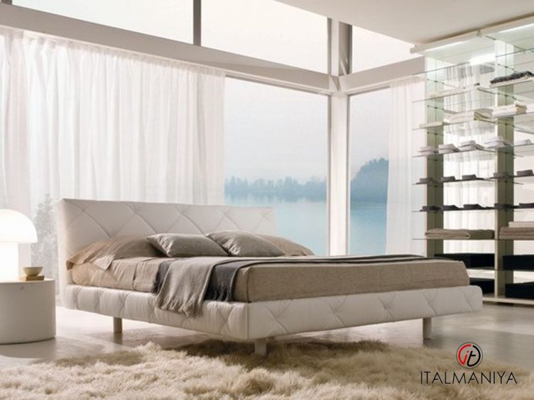 Фото 1 - Кровать Soft фабрики La Falegnami из массива дерева в обивке из ткани и кожи в современном стиле